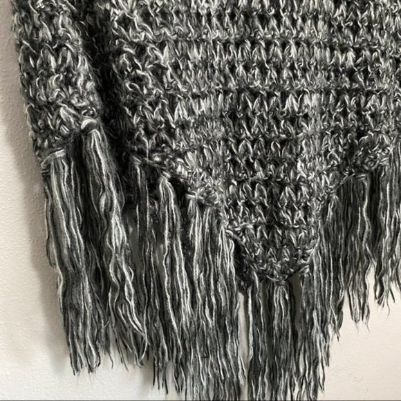 Yuppi Crochet Fringe High/Low Poncho - Picture 3 of 6
